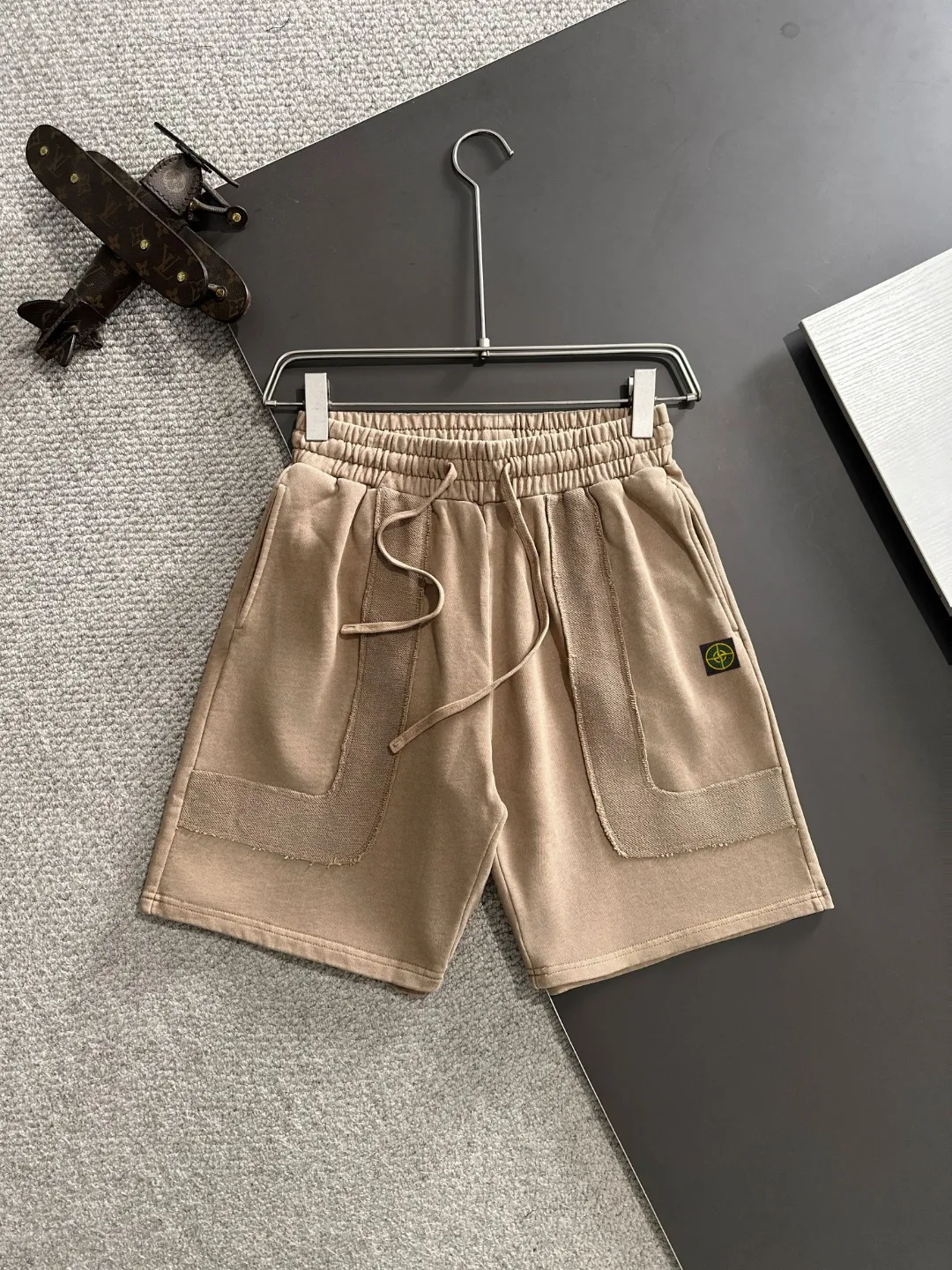 🅿️330 shipped next day, high-end goods, Stone Island 2025 spring and summer new elastic band casual heavy-duty washed loose shorts, made by imported machines from Italy, 1:1COPY with eyes closed. The hem of the trousers is hemmed with two needles, the stitching is fine and firm, and the custom-made fabrics are highly breathable and comfortable, with impeccable details. The brand element design concept reflects high quality. It feels delicate and soft! It presents a casual cut and the upper body shape is great! Size: S-XXL
